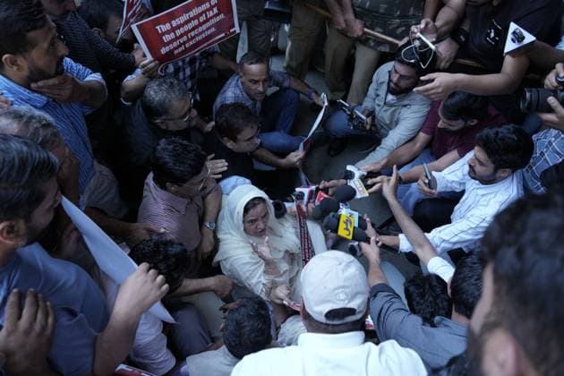 Kashmir parties protest on seventh anniversary of Article 370 revocation SRINAGAR, INDIA AUGUST 5, 2026: Supporters of regional political parties demonstrate in Srinagar, demanding the restoration of Articles 370 and 35A of the Indian Constitution. Protesters hold placards as security personnel and members of the media gather at the scene. The demonstration marks seven years since the Indian government revoked Jammu and Kashmir™s special constitutional status in 2019. The National Conference, People™s Democratic Party and Indian National Congress observed the anniversary as a Black Day, while celebrations were also held by the ruling party. Srinagar India Copyright: x xDanishxShowkatx xJNAxPressx