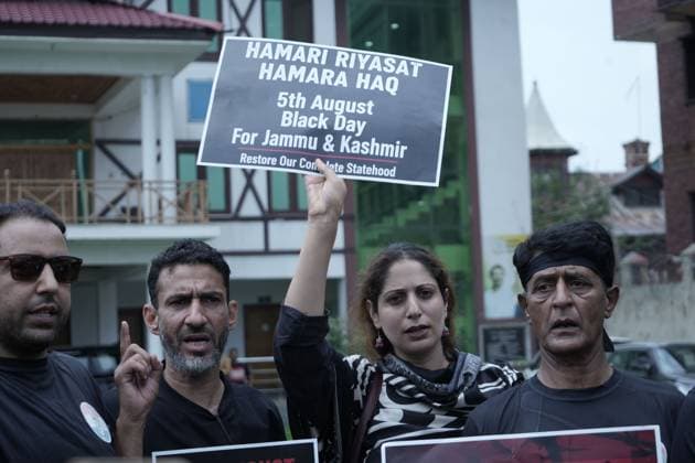 Kashmir parties protest on seventh anniversary of Article 370 revocation SRINAGAR, INDIA AUGUST 5, 2026: Supporters of regional political parties demonstrate in Srinagar, demanding the restoration of Articles 370 and 35A of the Indian Constitution. Protesters hold placards as security personnel and members of the media gather at the scene. The demonstration marks seven years since the Indian government revoked Jammu and Kashmir™s special constitutional status in 2019. The National Conference, People™s Democratic Party and Indian National Congress observed the anniversary as a Black Day, while celebrations were also held by the ruling party. Srinagar India Copyright: x xDanishxShowkatx xJNAxPressx