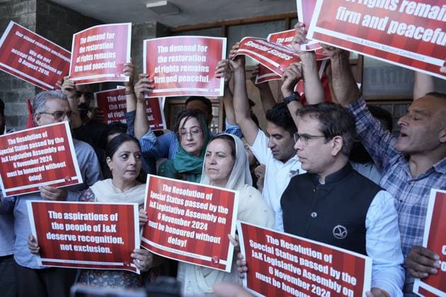 Kashmir parties protest on seventh anniversary of Article 370 revocation SRINAGAR, INDIA AUGUST 5, 2026: Supporters of regional political parties demonstrate in Srinagar, demanding the restoration of Articles 370 and 35A of the Indian Constitution. Protesters hold placards as security personnel and members of the media gather at the scene. The demonstration marks seven years since the Indian government revoked Jammu and Kashmir™s special constitutional status in 2019. The National Conference, People™s Democratic Party and Indian National Congress observed the anniversary as a Black Day, while celebrations were also held by the ruling party. Srinagar India Copyright: x xDanishxShowkatx xJNAxPressx