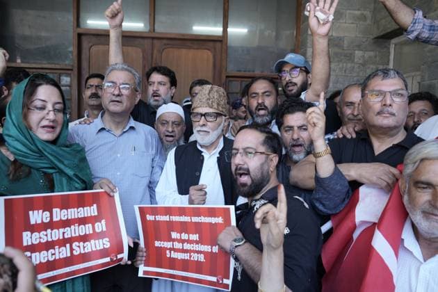 Kashmir parties protest on seventh anniversary of Article 370 revocation SRINAGAR, INDIA AUGUST 5, 2026: Supporters of regional political parties demonstrate in Srinagar, demanding the restoration of Articles 370 and 35A of the Indian Constitution. Protesters hold placards as security personnel and members of the media gather at the scene. The demonstration marks seven years since the Indian government revoked Jammu and Kashmir™s special constitutional status in 2019. The National Conference, People™s Democratic Party and Indian National Congress observed the anniversary as a Black Day, while celebrations were also held by the ruling party. Srinagar India Copyright: x xDanishxShowkatx xJNAxPressx