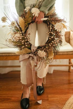 Woman holding a handmade dried flower fall wreath Chicago, Illinois, United States R_AKAO260715A8-2076806-01 ,model released, Symbolfoto ,property released