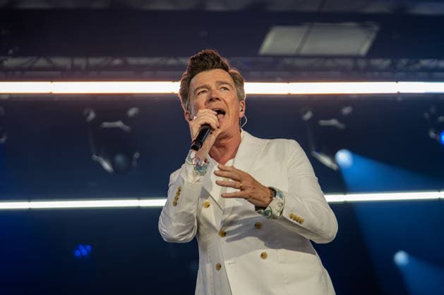 Rick Astley live beim Konzert im Tanzbrunnen in Köln am 4. August 2026. *** Rick Astley live at the Tanzbrunnen in Cologne on August 4, 2026 Copyright: xSvenxHeidmannx