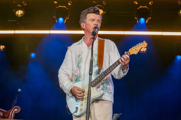 Rick Astley live beim Konzert im Tanzbrunnen in Köln am 4. August 2026. *** Rick Astley live at the Tanzbrunnen in Cologne on August 4, 2026 Copyright: xSvenxHeidmannx