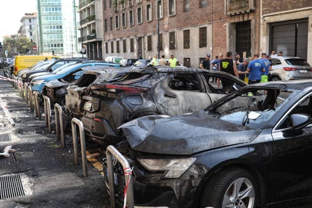 IPA87251694 - Milan, August 5, 2026: On Via Mauro Macchi, a street adjacent to the Central Bus Station, cars caught fire; the blaze, which started in a parked car, spread to nearby buildings and vehicles.  Copyright: xFrancescoxEnriquezx xFrancescoxEnriquezx 87251694.jpeg