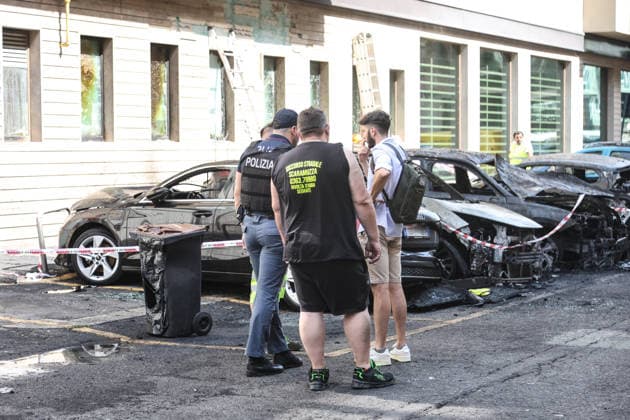 IPA87251673 - Milan, August 5, 2026: On Via Mauro Macchi, a street adjacent to the Central Bus Station, cars caught fire; the blaze, which started in a parked car, spread to nearby buildings and vehicles.  Copyright: xFrancescoxEnriquezx xFrancescoxEnriquezx 87251673.jpeg