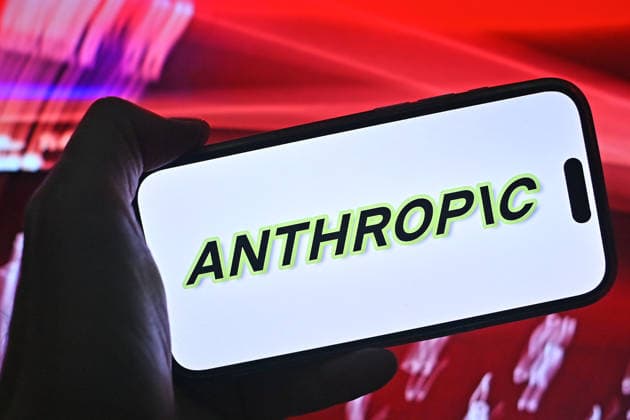 Hand zeigt ein Smartphone mit dem Anthropic Logo vor Computer Hintergrund. Anthropic PBC ist ein US-amerikanisches Unternehmen im Bereich kuenstliche Intelligenz mit Sitz in San Francisco. Es entwickelt die Familie von grossen Sprachmodellen namens Claude. *** A hand holds up a smartphone with the Anthropic logo against a computer background. Anthropic PBC is a U.S. artificial intelligence company based in San Francisco. It develops a family of large language models called Claude.