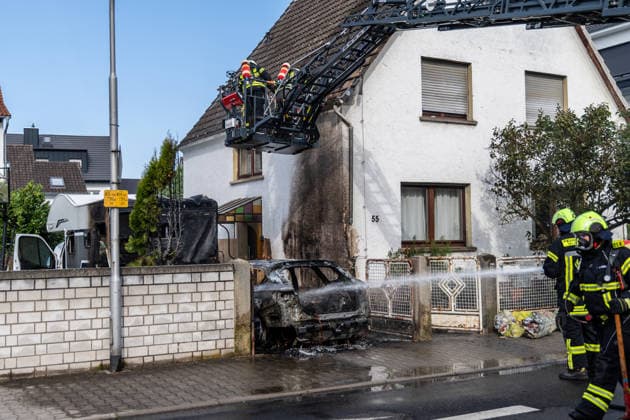 Elektrofahrzeug in Vollbrand Feuer greift auf Wohnmobil und Wohnhaus über Dach in letzter Minute gerettet In Seligenstadt geriet am 05.08.2026 gegen 08:30 Uhr in der Zellhäuser Straße ein Elektrofahrzeug in Vollbrand. Das Feuer griff auf ein Wohnmobil und ein Wohnhaus über und drang bis in den Dachstuhl vor, weshalb die Feuerwehr das Dach teilweise abdeckte und die Flammen über eine Drehleiter löschte. Eine Rauchwolke war weiträumig über der Stadt zu sehen. Die Bewohner konnten das Haus rechtzeitig verlassen, verletzt wurde niemand. Seligenstadt Hessen Deutschland *** Electric Vehicle Engulfed in Flames; Fire Spreads to RV and House; Roof Saved at the Last Minute In Seligenstadt on August 5, 2026, at around 8:30 a.m., an el