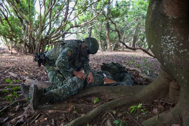 Taiwan kicks off Han-Kuang military exercises as tensions with China rise PENGHU COUNTY, TAIWAN - AUGUST 5: A Taiwanese Army soldier applies tourniquet on his gun-wounded fellow, during an operation simulating a response to grey-zone attacks on key infrastructure by Chinese special agents, as part of the Han-Kuang military exercise, at a power station in Penghu County, Taiwan on August 5, 2026. The Han-Kuang exercises, which kicked off today, will last for 10-days with different unscripted drills simulating response to a possible invasion by China, amid Beijing s increasing military activities around the Taiwan Strait and the South China Sea. Daniel Ceng Anadolu Penghu County Taiwan. Editorial use only. Please get in touch for any other u  Copyright: x2026xAnadoluxDanielxCengx