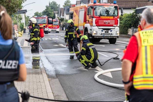 Elektrofahrzeug in Vollbrand Feuer greift auf Wohnmobil und Wohnhaus über Dach in letzter Minute gerettet In Seligenstadt geriet am 05.08.2026 gegen 08:30 Uhr in der Zellhäuser Straße ein Elektrofahrzeug in Vollbrand. Das Feuer griff auf ein Wohnmobil und ein Wohnhaus über und drang bis in den Dachstuhl vor, weshalb die Feuerwehr das Dach teilweise abdeckte und die Flammen über eine Drehleiter löschte. Eine Rauchwolke war weiträumig über der Stadt zu sehen. Die Bewohner konnten das Haus rechtzeitig verlassen, verletzt wurde niemand. Seligenstadt Hessen Deutschland *** Electric Vehicle Engulfed in Flames; Fire Spreads to RV and House; Roof Saved at the Last Minute In Seligenstadt on August 5, 2026, at around 8:30 a.m., an el