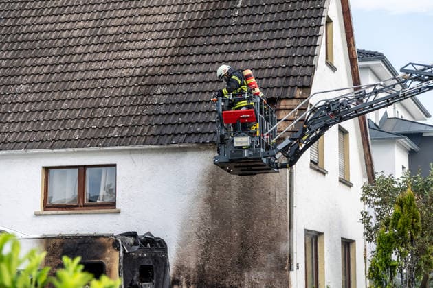 Elektrofahrzeug in Vollbrand Feuer greift auf Wohnmobil und Wohnhaus über Dach in letzter Minute gerettet In Seligenstadt geriet am 05.08.2026 gegen 08:30 Uhr in der Zellhäuser Straße ein Elektrofahrzeug in Vollbrand. Das Feuer griff auf ein Wohnmobil und ein Wohnhaus über und drang bis in den Dachstuhl vor, weshalb die Feuerwehr das Dach teilweise abdeckte und die Flammen über eine Drehleiter löschte. Eine Rauchwolke war weiträumig über der Stadt zu sehen. Die Bewohner konnten das Haus rechtzeitig verlassen, verletzt wurde niemand. Seligenstadt Hessen Deutschland *** Electric Vehicle Engulfed in Flames; Fire Spreads to RV and House; Roof Saved at the Last Minute In Seligenstadt on August 5, 2026, at around 8:30 a.m., an el
