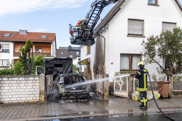 Elektrofahrzeug in Vollbrand Feuer greift auf Wohnmobil und Wohnhaus über Dach in letzter Minute gerettet In Seligenstadt geriet am 05.08.2026 gegen 08:30 Uhr in der Zellhäuser Straße ein Elektrofahrzeug in Vollbrand. Das Feuer griff auf ein Wohnmobil und ein Wohnhaus über und drang bis in den Dachstuhl vor, weshalb die Feuerwehr das Dach teilweise abdeckte und die Flammen über eine Drehleiter löschte. Eine Rauchwolke war weiträumig über der Stadt zu sehen. Die Bewohner konnten das Haus rechtzeitig verlassen, verletzt wurde niemand. Seligenstadt Hessen Deutschland *** Electric Vehicle Engulfed in Flames; Fire Spreads to RV and House; Roof Saved at the Last Minute In Seligenstadt on August 5, 2026, at around 8:30 a.m., an el