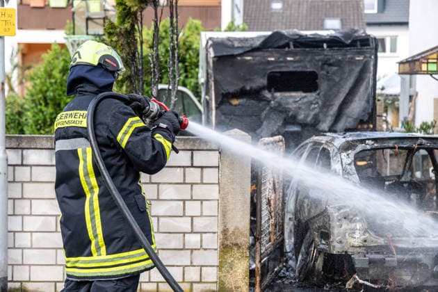 Elektrofahrzeug in Vollbrand Feuer greift auf Wohnmobil und Wohnhaus über Dach in letzter Minute gerettet In Seligenstadt geriet am 05.08.2026 gegen 08:30 Uhr in der Zellhäuser Straße ein Elektrofahrzeug in Vollbrand. Das Feuer griff auf ein Wohnmobil und ein Wohnhaus über und drang bis in den Dachstuhl vor, weshalb die Feuerwehr das Dach teilweise abdeckte und die Flammen über eine Drehleiter löschte. Eine Rauchwolke war weiträumig über der Stadt zu sehen. Die Bewohner konnten das Haus rechtzeitig verlassen, verletzt wurde niemand. Seligenstadt Hessen Deutschland *** Electric Vehicle Engulfed in Flames; Fire Spreads to RV and House; Roof Saved at the Last Minute In Seligenstadt on August 5, 2026, at around 8:30 a.m., an el