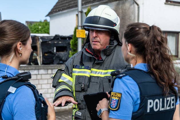 Elektrofahrzeug in Vollbrand Feuer greift auf Wohnmobil und Wohnhaus über Dach in letzter Minute gerettet In Seligenstadt geriet am 05.08.2026 gegen 08:30 Uhr in der Zellhäuser Straße ein Elektrofahrzeug in Vollbrand. Das Feuer griff auf ein Wohnmobil und ein Wohnhaus über und drang bis in den Dachstuhl vor, weshalb die Feuerwehr das Dach teilweise abdeckte und die Flammen über eine Drehleiter löschte. Eine Rauchwolke war weiträumig über der Stadt zu sehen. Die Bewohner konnten das Haus rechtzeitig verlassen, verletzt wurde niemand. Seligenstadt Hessen Deutschland *** Electric Vehicle Engulfed in Flames; Fire Spreads to RV and House; Roof Saved at the Last Minute In Seligenstadt on August 5, 2026, at around 8:30 a.m., an el