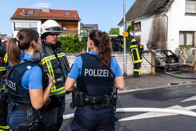 Elektrofahrzeug in Vollbrand Feuer greift auf Wohnmobil und Wohnhaus über Dach in letzter Minute gerettet In Seligenstadt geriet am 05.08.2026 gegen 08:30 Uhr in der Zellhäuser Straße ein Elektrofahrzeug in Vollbrand. Das Feuer griff auf ein Wohnmobil und ein Wohnhaus über und drang bis in den Dachstuhl vor, weshalb die Feuerwehr das Dach teilweise abdeckte und die Flammen über eine Drehleiter löschte. Eine Rauchwolke war weiträumig über der Stadt zu sehen. Die Bewohner konnten das Haus rechtzeitig verlassen, verletzt wurde niemand. Seligenstadt Hessen Deutschland *** Electric Vehicle Engulfed in Flames; Fire Spreads to RV and House; Roof Saved at the Last Minute In Seligenstadt on August 5, 2026, at around 8:30 a.m., an el