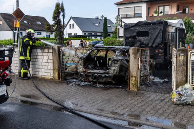 Elektrofahrzeug in Vollbrand Feuer greift auf Wohnmobil und Wohnhaus über Dach in letzter Minute gerettet In Seligenstadt geriet am 05.08.2026 gegen 08:30 Uhr in der Zellhäuser Straße ein Elektrofahrzeug in Vollbrand. Das Feuer griff auf ein Wohnmobil und ein Wohnhaus über und drang bis in den Dachstuhl vor, weshalb die Feuerwehr das Dach teilweise abdeckte und die Flammen über eine Drehleiter löschte. Eine Rauchwolke war weiträumig über der Stadt zu sehen. Die Bewohner konnten das Haus rechtzeitig verlassen, verletzt wurde niemand. Seligenstadt Hessen Deutschland *** Electric Vehicle Engulfed in Flames; Fire Spreads to RV and House; Roof Saved at the Last Minute In Seligenstadt on August 5, 2026, at around 8:30 a.m., an el