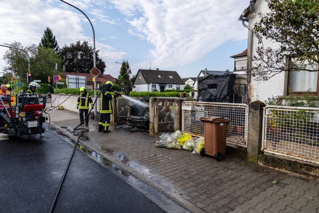 Elektrofahrzeug in Vollbrand Feuer greift auf Wohnmobil und Wohnhaus über Dach in letzter Minute gerettet In Seligenstadt geriet am 05.08.2026 gegen 08:30 Uhr in der Zellhäuser Straße ein Elektrofahrzeug in Vollbrand. Das Feuer griff auf ein Wohnmobil und ein Wohnhaus über und drang bis in den Dachstuhl vor, weshalb die Feuerwehr das Dach teilweise abdeckte und die Flammen über eine Drehleiter löschte. Eine Rauchwolke war weiträumig über der Stadt zu sehen. Die Bewohner konnten das Haus rechtzeitig verlassen, verletzt wurde niemand. Seligenstadt Hessen Deutschland *** Electric Vehicle Engulfed in Flames; Fire Spreads to RV and House; Roof Saved at the Last Minute In Seligenstadt on August 5, 2026, at around 8:30 a.m., an el