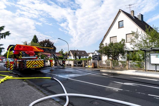Elektrofahrzeug in Vollbrand Feuer greift auf Wohnmobil und Wohnhaus über Dach in letzter Minute gerettet In Seligenstadt geriet am 05.08.2026 gegen 08:30 Uhr in der Zellhäuser Straße ein Elektrofahrzeug in Vollbrand. Das Feuer griff auf ein Wohnmobil und ein Wohnhaus über und drang bis in den Dachstuhl vor, weshalb die Feuerwehr das Dach teilweise abdeckte und die Flammen über eine Drehleiter löschte. Eine Rauchwolke war weiträumig über der Stadt zu sehen. Die Bewohner konnten das Haus rechtzeitig verlassen, verletzt wurde niemand. Seligenstadt Hessen Deutschland *** Electric Vehicle Engulfed in Flames; Fire Spreads to RV and House; Roof Saved at the Last Minute In Seligenstadt on August 5, 2026, at around 8:30 a.m., an el