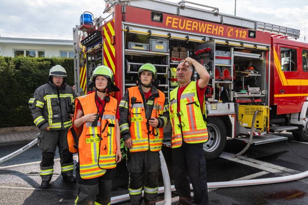 Elektrofahrzeug in Vollbrand Feuer greift auf Wohnmobil und Wohnhaus über Dach in letzter Minute gerettet In Seligenstadt geriet am 05.08.2026 gegen 08:30 Uhr in der Zellhäuser Straße ein Elektrofahrzeug in Vollbrand. Das Feuer griff auf ein Wohnmobil und ein Wohnhaus über und drang bis in den Dachstuhl vor, weshalb die Feuerwehr das Dach teilweise abdeckte und die Flammen über eine Drehleiter löschte. Eine Rauchwolke war weiträumig über der Stadt zu sehen. Die Bewohner konnten das Haus rechtzeitig verlassen, verletzt wurde niemand. Seligenstadt Hessen Deutschland *** Electric Vehicle Engulfed in Flames; Fire Spreads to RV and House; Roof Saved at the Last Minute In Seligenstadt on August 5, 2026, at around 8:30 a.m., an el
