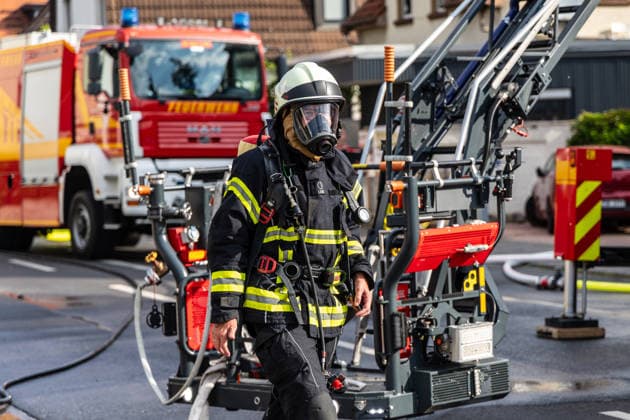 Elektrofahrzeug in Vollbrand Feuer greift auf Wohnmobil und Wohnhaus über Dach in letzter Minute gerettet In Seligenstadt geriet am 05.08.2026 gegen 08:30 Uhr in der Zellhäuser Straße ein Elektrofahrzeug in Vollbrand. Das Feuer griff auf ein Wohnmobil und ein Wohnhaus über und drang bis in den Dachstuhl vor, weshalb die Feuerwehr das Dach teilweise abdeckte und die Flammen über eine Drehleiter löschte. Eine Rauchwolke war weiträumig über der Stadt zu sehen. Die Bewohner konnten das Haus rechtzeitig verlassen, verletzt wurde niemand. Seligenstadt Hessen Deutschland *** Electric Vehicle Engulfed in Flames; Fire Spreads to RV and House; Roof Saved at the Last Minute In Seligenstadt on August 5, 2026, at around 8:30 a.m., an el