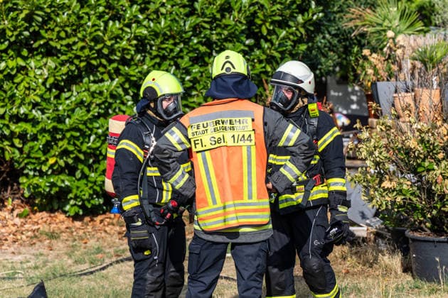 Elektrofahrzeug in Vollbrand Feuer greift auf Wohnmobil und Wohnhaus über Dach in letzter Minute gerettet In Seligenstadt geriet am 05.08.2026 gegen 08:30 Uhr in der Zellhäuser Straße ein Elektrofahrzeug in Vollbrand. Das Feuer griff auf ein Wohnmobil und ein Wohnhaus über und drang bis in den Dachstuhl vor, weshalb die Feuerwehr das Dach teilweise abdeckte und die Flammen über eine Drehleiter löschte. Eine Rauchwolke war weiträumig über der Stadt zu sehen. Die Bewohner konnten das Haus rechtzeitig verlassen, verletzt wurde niemand. Seligenstadt Hessen Deutschland *** Electric Vehicle Engulfed in Flames; Fire Spreads to RV and House; Roof Saved at the Last Minute In Seligenstadt on August 5, 2026, at around 8:30 a.m., an el