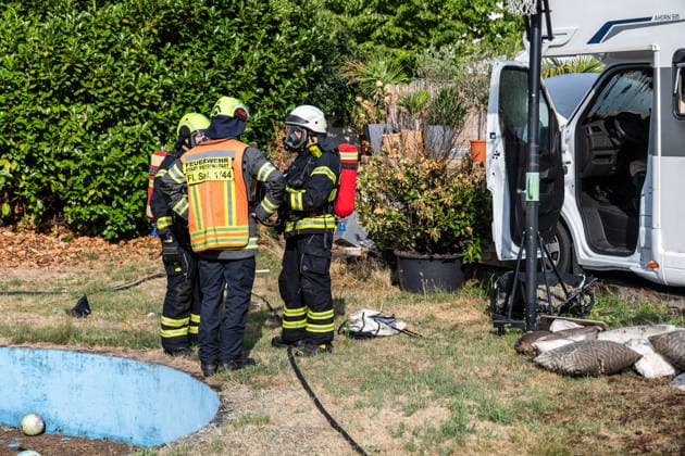 Elektrofahrzeug in Vollbrand Feuer greift auf Wohnmobil und Wohnhaus über Dach in letzter Minute gerettet In Seligenstadt geriet am 05.08.2026 gegen 08:30 Uhr in der Zellhäuser Straße ein Elektrofahrzeug in Vollbrand. Das Feuer griff auf ein Wohnmobil und ein Wohnhaus über und drang bis in den Dachstuhl vor, weshalb die Feuerwehr das Dach teilweise abdeckte und die Flammen über eine Drehleiter löschte. Eine Rauchwolke war weiträumig über der Stadt zu sehen. Die Bewohner konnten das Haus rechtzeitig verlassen, verletzt wurde niemand. Seligenstadt Hessen Deutschland *** Electric Vehicle Engulfed in Flames; Fire Spreads to RV and House; Roof Saved at the Last Minute In Seligenstadt on August 5, 2026, at around 8:30 a.m., an el