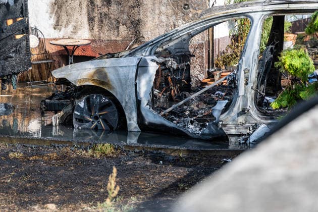 Elektrofahrzeug in Vollbrand Feuer greift auf Wohnmobil und Wohnhaus über Dach in letzter Minute gerettet In Seligenstadt geriet am 05.08.2026 gegen 08:30 Uhr in der Zellhäuser Straße ein Elektrofahrzeug in Vollbrand. Das Feuer griff auf ein Wohnmobil und ein Wohnhaus über und drang bis in den Dachstuhl vor, weshalb die Feuerwehr das Dach teilweise abdeckte und die Flammen über eine Drehleiter löschte. Eine Rauchwolke war weiträumig über der Stadt zu sehen. Die Bewohner konnten das Haus rechtzeitig verlassen, verletzt wurde niemand. Seligenstadt Hessen Deutschland *** Electric Vehicle Engulfed in Flames; Fire Spreads to RV and House; Roof Saved at the Last Minute In Seligenstadt on August 5, 2026, at around 8:30 a.m., an el