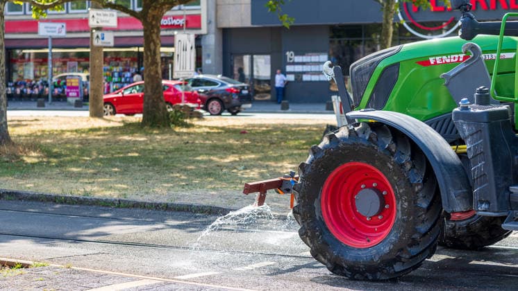 Extremwetter und Hitzewelle in Nürnberg, 05.08.2026 Ein Traktor der Marke Fendt kühlt mit Wasser die Straßenbahnschienen, um während der Extremtemperaturen ein Ablösen des Bitumen zu verhindern und den Straßenbahnbetrieb aufrechtzuerhalten. Nürnberg Bayern Deutschland *** Extreme Weather and Heat Wave in Nuremberg, August 5, 2026 A Fendt tractor is using water to cool the tram tracks to prevent the asphalt from peeling during the extreme temperatures and to keep tram service running. Nuremberg, Bavaria, Germany 20260805-286A4230-M4000