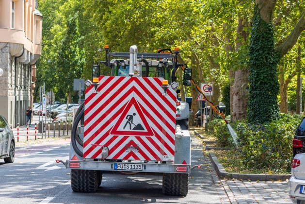 Extremwetter und Hitzewelle in Nürnberg, 05.08.2026 Ein Kommunalfahrzeug mit Warnmarkierung bewässert am Prinzregentenufer innerstädtische Bäume. Der Einsatz erfolgt im Zuge anhaltender Hitze und Trockenheit. Nürnberg Bayern Deutschland *** Extreme Weather and Heat Wave in Nuremberg, August 5, 2026 A municipal vehicle with warning markings is watering trees in the city center along the Prinzregentenufer. The operation is taking place amid ongoing heat and drought. Nuremberg, Bavaria, Germany 20260805-286A4252-M4000