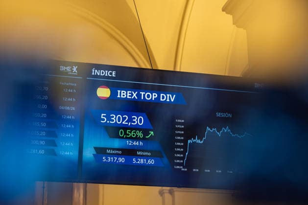 The Ibex 35 Sets an All-Time High, Surpassing 20,000 Points A screen displaying Ibex data at the Madrid Stock Exchange, on August 5, 2026, in Madrid, Spain. The Ibex 35 surpassed the 20,000-point mark for the first time in its history at the opening of Wednesday’s trading session, representing a 0.21% increase and an all-time high for the Spanish index STOCK MARKET FINANCE ECONOMY FINANCIAL MARKETS STOCKS Madrid Madrid, Spain  Copyright: xRicardoxRubiox 7702491