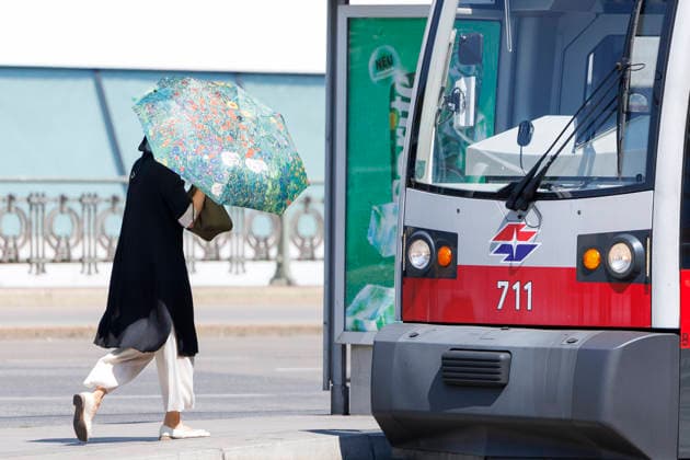 Hitzewelle in Österreich: Lokalaugenschein in Wien Innere Stadt *** Heatwave in Austria: On-location report from Vienna s city centre Am Nachmittag gegen 14:50 Uhr wurde mit 41 Grad Celsius in Stammersdorf bei Wien die höchste, in Österreich jemals gemessen Temperatur seit Beginn der Messungen verzeichnet. Im Bild: Eine Passantin mit Sonnenschirm, am 04. August 2026 am Schwedenplatz in Wien. *** In the afternoon, at around 2:50 p.m., a temperature of 41 degrees Celsius was recorded in Stammersdorf near Vienna the highest temperature ever measured in Austria since records began. In the picture: A pedestrian with a parasol in Vienna, on August 4, 2026. 