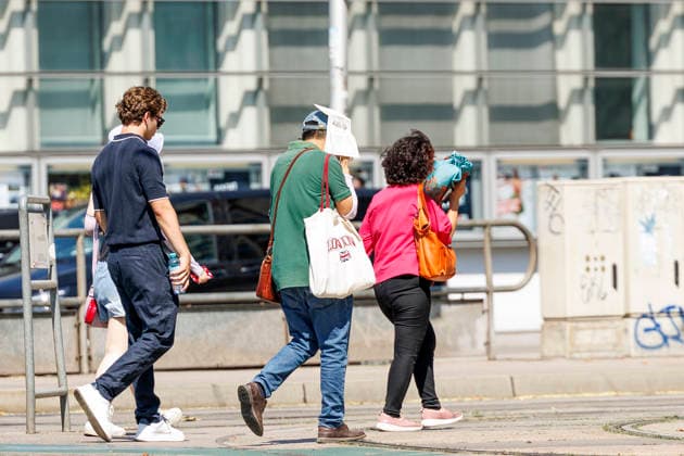 Hitzewelle in Österreich: Lokalaugenschein in Wien Innere Stadt *** Heatwave in Austria: On-location report from Vienna s city centre Am Nachmittag gegen 14:50 Uhr wurde mit 41 Grad Celsius in Stammersdorf bei Wien die höchste, in Österreich jemals gemessen Temperatur seit Beginn der Messungen verzeichnet. Im Bild: Passante n schützen sich vor der Hitze, aufgenommen am 04. August 2026 am Schwedenplatz in Wien. *** In the afternoon, at around 2:50 p.m., a temperature of 41 degrees Celsius was recorded in Stammersdorf near Vienna the highest temperature ever measured in Austria since records began. In the picture: Pedestrians seek protection from the sun in Vienna, on August 4, 2026. 