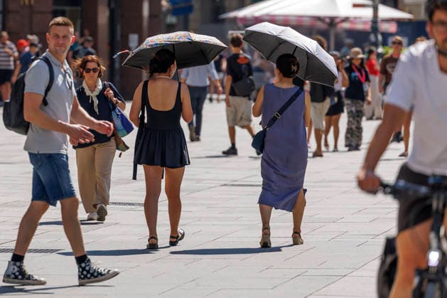 Hitzewelle in Österreich: Lokalaugenschein in Wien Innere Stadt *** Heatwave in Austria: On-location report from Vienna s city centre Am Nachmittag gegen 14:50 Uhr wurde mit 41 Grad Celsius in Stammersdorf bei Wien die höchste, in Österreich jemals gemessen Temperatur seit Beginn der Messungen verzeichnet. Im Bild: Passanten schützen sich mit Sonnenschirmen, aufgenommen am 04. August 2026 am Stephansplatz in Wien. *** In the afternoon, at around 2:50 p.m., a temperature of 41 degrees Celsius was recorded in Stammersdorf near Vienna the highest temperature ever measured in Austria since records began. In the picture: Pedestrians Pedestrians protect themselves from the sun with parasols , captured in Vienna, on August 4, 2026. 