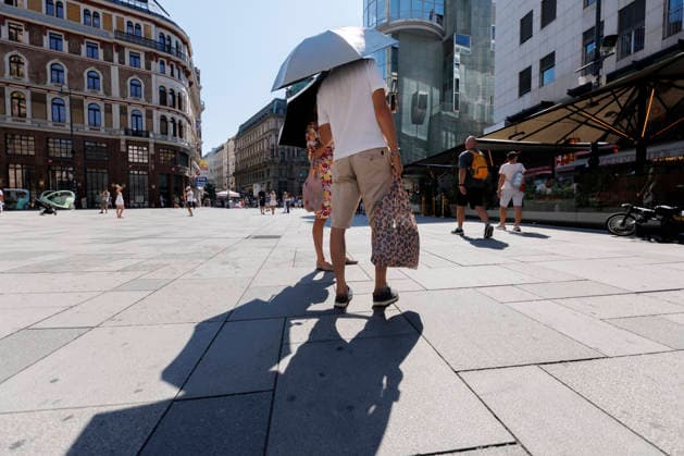 Hitzewelle in Österreich: Lokalaugenschein in Wien Innere Stadt *** Heatwave in Austria: On-location report from Vienna s city centre Am Nachmittag gegen 14:50 Uhr wurde mit 41 Grad Celsius in Stammersdorf bei Wien die höchste, in Österreich jemals gemessen Temperatur seit Beginn der Messungen verzeichnet. Im Bild: Passanten schützen sich mit Sonnenschirmen, aufgenommen am 04. August 2026 am Stephansplatz in Wien. *** In the afternoon, at around 2:50 p.m., a temperature of 41 degrees Celsius was recorded in Stammersdorf near Vienna the highest temperature ever measured in Austria since records began. In the picture: Pedestrians Pedestrians protect themselves from the sun with parasols , captured in Vienna, on August 4, 2026. 