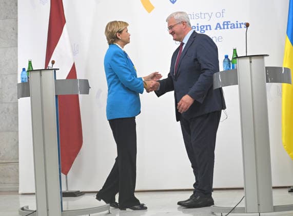 Minister of Foreign Affairs of the Republic of Latvia Baiba Braze and Acting Minister of Foreign Affairs of Ukraine Andrii Sybiha shake hands at the end of a joint news conference following their negotiations, Kyiv, Ukraine, August 5, 2026. During the meeting, the sides discussed military support, Ukraine’s European integration, the expansion of logistical routes, and holding the Russian Federation accountable for war crimes. (Photo by Yevhen Kotenko Ukrinform) News conference of Ukrainian, Latvian FMs in Kyiv  Copyright: xYevhenxKotenkox