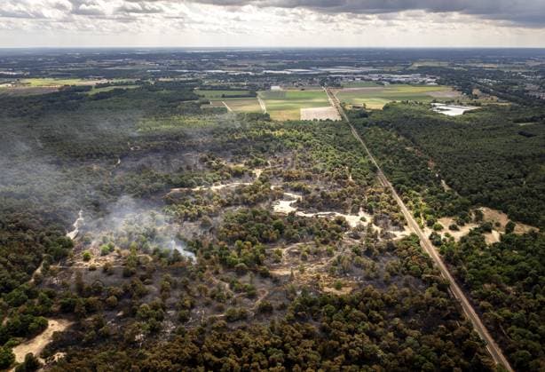 OOSTRUM - Aerial photos of the Boschhuizerbergen nature reserve near Venray in Limburg, where the fire department is battling a large wildfire. The fire department is receiving assistance from Belgium in fighting the fire. SEM VAN DER WAL ANP netherlands out - belgium out  Copyright: xx x564915557x originalFilename: 564915557.jpg