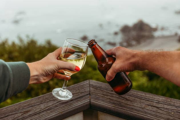 Couple toasting wine and beer by the ocean Klamath, California, United States R_KRRY260715-2076568-01 ,model released, Symbolfoto ,property released