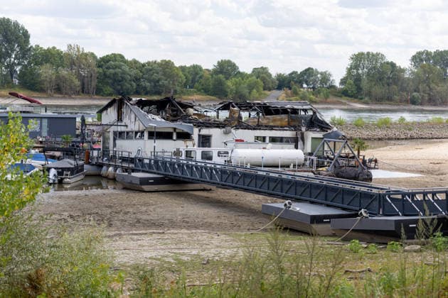 Sürther Bootshaus in Köln einen Tag nach dem Großbrand Ein Tag nach dem Großbrand: Das Sürther Bootshaus in Köln-Sürth, ein beliebtes Ausflugslokal und Restaurant direkt am Rhein, liegt in Trümmern bei dem Feuer am 04.08.2026 brannte vor allem der Dachbereich vollständig aus. Rund 100 Einsatzkräfte der Feuerwehr waren im Großeinsatz, verletzt wurde niemand, die Brandursache ist weiterhin unklar. Köln Sürth Nordrhein-Westfalen Deutschland *** The Sürth Boathouse in Cologne, One Day After the Major Fire One day after the major fire, the Sürth Boathouse in Cologne-Sürth, a popular destination for day trips and a restaurant right on the Rhine, lies in ruins following the fire on August 4, 2026. The roof area, in particular, bur Copyright: xMarcxJohnx