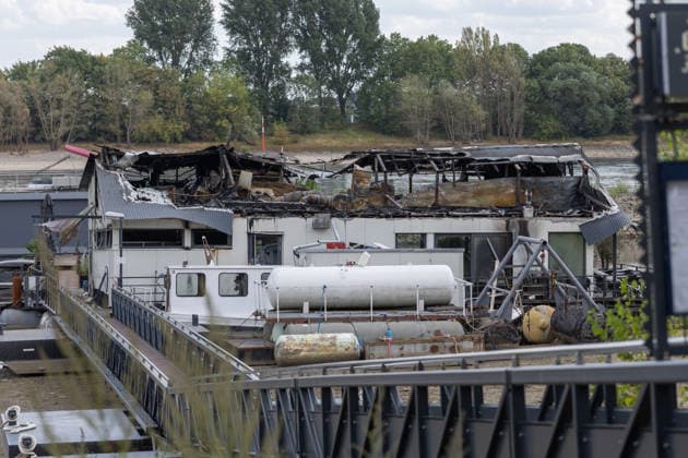 Sürther Bootshaus in Köln einen Tag nach dem Großbrand Ein Tag nach dem Großbrand: Das Sürther Bootshaus in Köln-Sürth, ein beliebtes Ausflugslokal und Restaurant direkt am Rhein, liegt in Trümmern bei dem Feuer am 04.08.2026 brannte vor allem der Dachbereich vollständig aus. Rund 100 Einsatzkräfte der Feuerwehr waren im Großeinsatz, verletzt wurde niemand, die Brandursache ist weiterhin unklar. Köln Sürth Nordrhein-Westfalen Deutschland *** The Sürth Boathouse in Cologne, One Day After the Major Fire One day after the major fire, the Sürth Boathouse in Cologne-Sürth, a popular destination for day trips and a restaurant right on the Rhine, lies in ruins following the fire on August 4, 2026. The roof area, in particular, bur Copyright: xMarcxJohnx