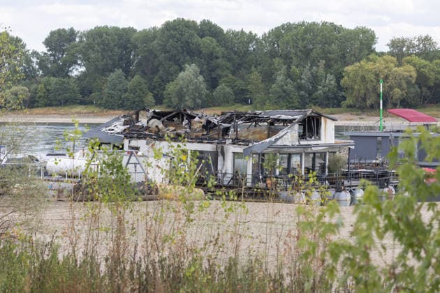 Sürther Bootshaus in Köln einen Tag nach dem Großbrand Ein Tag nach dem Großbrand: Das Sürther Bootshaus in Köln-Sürth, ein beliebtes Ausflugslokal und Restaurant direkt am Rhein, liegt in Trümmern bei dem Feuer am 04.08.2026 brannte vor allem der Dachbereich vollständig aus. Rund 100 Einsatzkräfte der Feuerwehr waren im Großeinsatz, verletzt wurde niemand, die Brandursache ist weiterhin unklar. Köln Sürth Nordrhein-Westfalen Deutschland *** The Sürth Boathouse in Cologne, One Day After the Major Fire One day after the major fire, the Sürth Boathouse in Cologne-Sürth, a popular destination for day trips and a restaurant right on the Rhine, lies in ruins following the fire on August 4, 2026. The roof area, in particular, bur Copyright: xMarcxJohnx