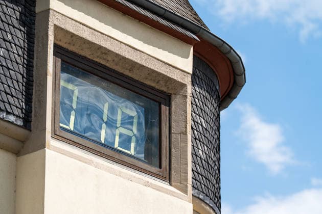 Historisch: Rheinpegel durchbricht erneut Allzeit tief erstmalig 19 cm am Pegel Kaub gemessen Der Pegel des Rheins erreicht einen historischen Tiefstand. Nachdem der Pegel Kaub in den vergangenen 24 Stunden erneut um acht Zentimeter gefallen war, erreichte er am Mittwochnachmittag, 05.08.2026, erstmalig den Stand von 19 cm. Kurzzeitig wurden sogar 18 cm Pegelstand erreicht. Bereits seit Wochen ist die Schifffahrt durch den Wassermangel erheblich behindert. Der heutige Tiefstand dürfte die Situation noch verschärfen. Kaub Rheinland-Pfalz Deutschland *** Rhine Water Level Hits New All-Time Low; 19 cm Recorded for the First Time at the Kaub Gauge The Rhine’s water level has reached a historic low. After the Kaub gauge dropped another ei