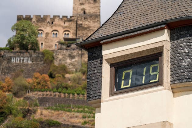 Historisch: Rheinpegel durchbricht erneut Allzeit tief erstmalig 19 cm am Pegel Kaub gemessen Der Pegel des Rheins erreicht einen historischen Tiefstand. Nachdem der Pegel Kaub in den vergangenen 24 Stunden erneut um acht Zentimeter gefallen war, erreichte er am Mittwochnachmittag, 05.08.2026, erstmalig den Stand von 19 cm. Kurzzeitig wurden sogar 18 cm Pegelstand erreicht. Bereits seit Wochen ist die Schifffahrt durch den Wassermangel erheblich behindert. Der heutige Tiefstand dürfte die Situation noch verschärfen. Kaub Rheinland-Pfalz Deutschland *** Rhine Water Level Hits New All-Time Low; 19 cm Recorded for the First Time at the Kaub Gauge The Rhine’s water level has reached a historic low. After the Kaub gauge dropped another ei