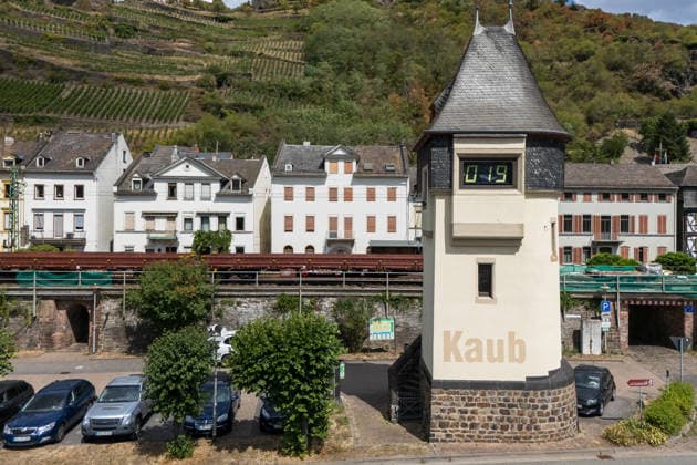 Historisch: Rheinpegel durchbricht erneut Allzeit tief erstmalig 19 cm am Pegel Kaub gemessen Der Pegel des Rheins erreicht einen historischen Tiefstand. Nachdem der Pegel Kaub in den vergangenen 24 Stunden erneut um acht Zentimeter gefallen war, erreichte er am Mittwochnachmittag, 05.08.2026, erstmalig den Stand von 19 cm. Kurzzeitig wurden sogar 18 cm Pegelstand erreicht. Bereits seit Wochen ist die Schifffahrt durch den Wassermangel erheblich behindert. Der heutige Tiefstand dürfte die Situation noch verschärfen. Kaub Rheinland-Pfalz Deutschland *** Rhine Water Level Hits New All-Time Low; 19 cm Recorded for the First Time at the Kaub Gauge The Rhine’s water level has reached a historic low. After the Kaub gauge dropped another ei