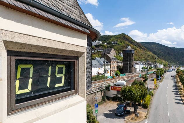 Historisch: Rheinpegel durchbricht erneut Allzeit tief erstmalig 19 cm am Pegel Kaub gemessen Der Pegel des Rheins erreicht einen historischen Tiefstand. Nachdem der Pegel Kaub in den vergangenen 24 Stunden erneut um acht Zentimeter gefallen war, erreichte er am Mittwochnachmittag, 05.08.2026, erstmalig den Stand von 19 cm. Kurzzeitig wurden sogar 18 cm Pegelstand erreicht. Bereits seit Wochen ist die Schifffahrt durch den Wassermangel erheblich behindert. Der heutige Tiefstand dürfte die Situation noch verschärfen. Kaub Rheinland-Pfalz Deutschland *** Rhine Water Level Hits New All-Time Low; 19 cm Recorded for the First Time at the Kaub Gauge The Rhine’s water level has reached a historic low. After the Kaub gauge dropped another ei