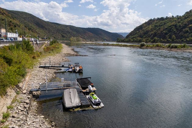 Historisch: Rheinpegel durchbricht erneut Allzeit tief erstmalig 19 cm am Pegel Kaub gemessen Der Pegel des Rheins erreicht einen historischen Tiefstand. Nachdem der Pegel Kaub in den vergangenen 24 Stunden erneut um acht Zentimeter gefallen war, erreichte er am Mittwochnachmittag, 05.08.2026, erstmalig den Stand von 19 cm. Kurzzeitig wurden sogar 18 cm Pegelstand erreicht. Bereits seit Wochen ist die Schifffahrt durch den Wassermangel erheblich behindert. Der heutige Tiefstand dürfte die Situation noch verschärfen. Kaub Rheinland-Pfalz Deutschland *** Rhine Water Level Hits New All-Time Low; 19 cm Recorded for the First Time at the Kaub Gauge The Rhine’s water level has reached a historic low. After the Kaub gauge dropped another ei