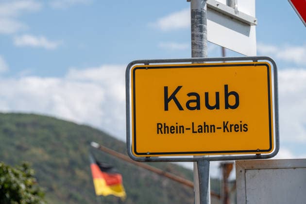 Historisch: Rheinpegel durchbricht erneut Allzeit tief erstmalig 19 cm am Pegel Kaub gemessen Der Pegel des Rheins erreicht einen historischen Tiefstand. Nachdem der Pegel Kaub in den vergangenen 24 Stunden erneut um acht Zentimeter gefallen war, erreichte er am Mittwochnachmittag, 05.08.2026, erstmalig den Stand von 19 cm. Kurzzeitig wurden sogar 18 cm Pegelstand erreicht. Bereits seit Wochen ist die Schifffahrt durch den Wassermangel erheblich behindert. Der heutige Tiefstand dürfte die Situation noch verschärfen. Kaub Rheinland-Pfalz Deutschland *** Rhine Water Level Hits New All-Time Low; 19 cm Recorded for the First Time at the Kaub Gauge The Rhine’s water level has reached a historic low. After the Kaub gauge dropped another ei