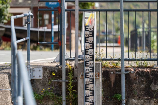 Historisch: Rheinpegel durchbricht erneut Allzeit tief erstmalig 19 cm am Pegel Kaub gemessen Der Pegel des Rheins erreicht einen historischen Tiefstand. Nachdem der Pegel Kaub in den vergangenen 24 Stunden erneut um acht Zentimeter gefallen war, erreichte er am Mittwochnachmittag, 05.08.2026, erstmalig den Stand von 19 cm. Kurzzeitig wurden sogar 18 cm Pegelstand erreicht. Bereits seit Wochen ist die Schifffahrt durch den Wassermangel erheblich behindert. Der heutige Tiefstand dürfte die Situation noch verschärfen. Kaub Rheinland-Pfalz Deutschland *** Rhine Water Level Hits New All-Time Low; 19 cm Recorded for the First Time at the Kaub Gauge The Rhine’s water level has reached a historic low. After the Kaub gauge dropped another ei