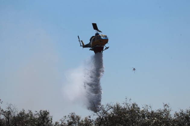 August 5, 2026, Koropi, Greece: Firefighters battle a wildfire in the Koropi area, southeast of Athens, as helicopters carry out repeated water drops to contain the flames. Ground crews worked alongside aerial firefighting units to prevent the fire from spreading amid dry conditions and strong winds. Koropi Greece - ZUMAv62_ 20260805_zaf_v62_067 Copyright: xAristidisxVafeiadakisx