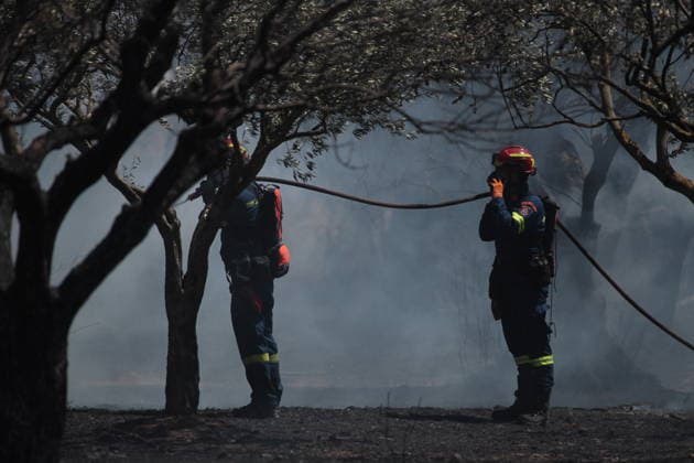 August 5, 2026, Koropi, Greece: Firefighters battle a wildfire in the Koropi area, southeast of Athens, as helicopters carry out repeated water drops to contain the flames. Ground crews worked alongside aerial firefighting units to prevent the fire from spreading amid dry conditions and strong winds. Koropi Greece  - ZUMAv62_ 20260805_zaf_v62_093 Copyright: xAristidisxVafeiadakisx