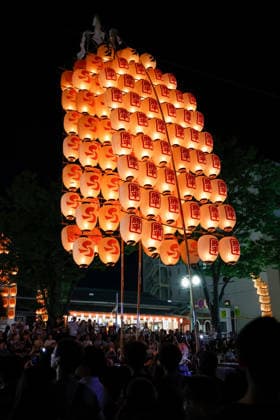 August 5, 2026, Akita, Japan: Visitors look at participants balancing bamboo poles adorned with paper lanterns (kanto) during the Akita Kanto Festival in Akita City. The annual event is one of the Tohoku region s three great festivals, where street performers skillfully balance over 270 towering bamboo poles (with the largest measuring 12 meters and weighing 50 kilograms) adorned with up to 46 candle-lit paper lanterns on their hands, shoulders, and foreheads to the rhythmic chant of dokkoisho. The festival runs from August 3 to 6. Akita Japan  - ZUMAm191 20260805_aap_m191_001 Copyright: xRodrigoxReyesxMarinx