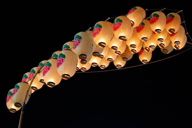 August 5, 2026, Akita, Japan: Bamboo poles adorned with paper lanterns (kanto) are seen during the Akita Kanto Festival in Akita City. The annual event is one of the Tohoku region s three great festivals, where street performers skillfully balance over 270 towering bamboo poles (with the largest measuring 12 meters and weighing 50 kilograms) adorned with up to 46 candle-lit paper lanterns on their hands, shoulders, and foreheads to the rhythmic chant of dokkoisho. The festival runs from August 3 to 6. Akita Japan  - ZUMAm191 20260805_aap_m191_003 Copyright: xRodrigoxReyesxMarinx